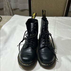 Dr. Martens Black Leather Boots unisex women size 9 men’s size 8 medium